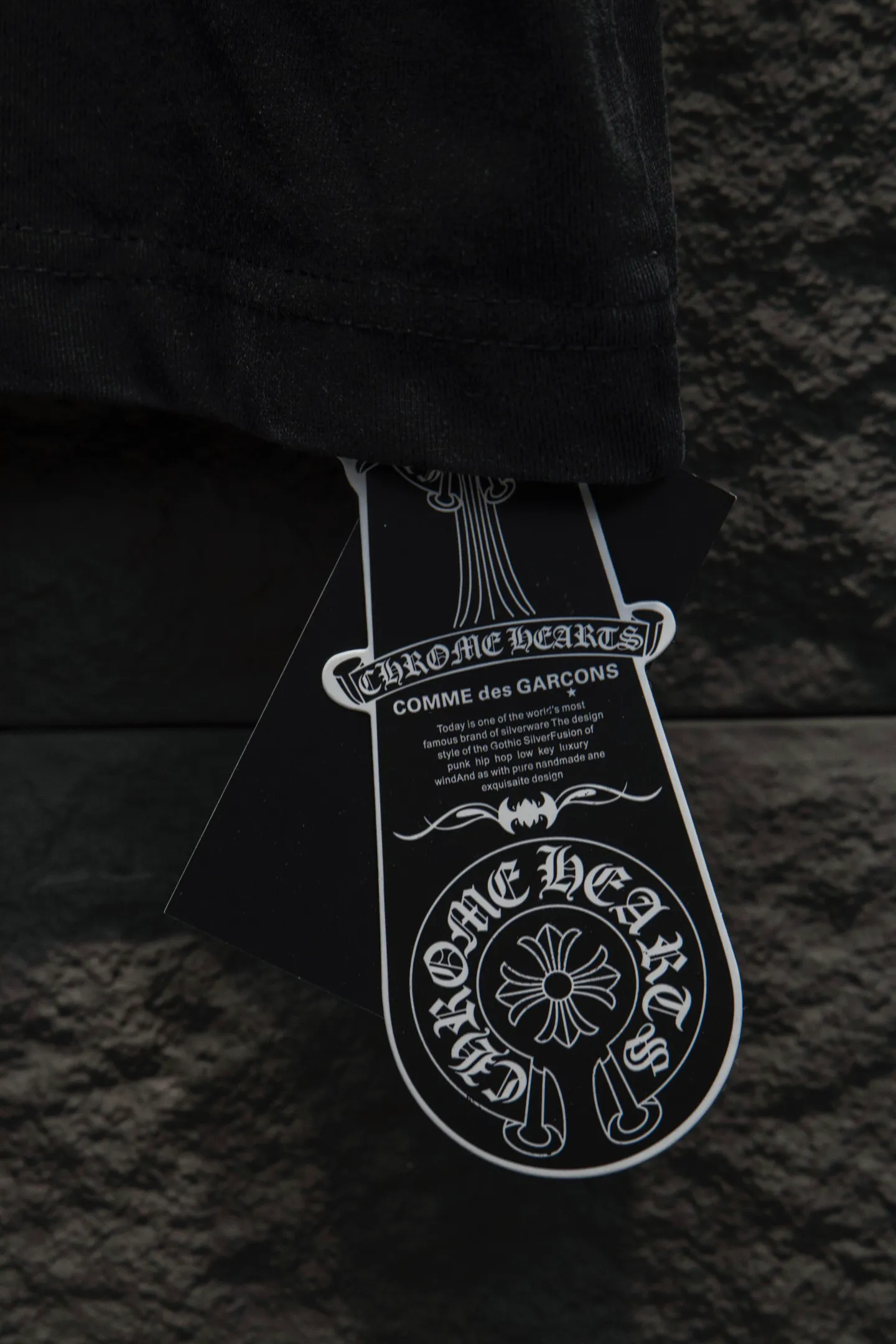 P200 🆕Chrome Hearts os version is really charming and Chrome Hearts is really a must-have. Each season's new version is made to the extreme. It is very practical and can be worn casually. Nice✔️ - ⚠️100% cotton. Made of 32-count double yarn, 260-gram weight fabric and imported knitted carded cotton. The thickness is moderate, drapey and contoured, and the upper body is comfortable! ! It is very tolerant to fat body types and can instantly lose five pounds after wearing it!  Front panel #Back panel Simple elements# The English letters are arranged artistically. Imported Tajima high-density heavy-duty embroidery technology. The font is three-dimensional and full. The letters are embroidered by imported machines after adjusting according to the original details. The thickness is moderate. The hardware is imported hardware accessories. The body is washed, fried and frayed, and hand-made elements are added, which greatly increases the interest of the clothing; unique visual effects. The special fraying effect creates a unique distressed effect. The addition of handmade elements to the body greatly increases the interest of the clothing; it has a unique visual effect. After special fraying effect treatment, a unique distressed effect is formed. An irregular hem is added to the version. This year, Crow Heart is focusing on the version. In the past two years, the oversize version has become the focus of the trend. It has also been a popular staple in the past two years. The change of designers has made this brand an instant hit. The progressive fashion of the times also needs the blood impact of fresh elements and trendy designs in order to continue its glory! It’s stylish both inside and outside, a must-have for high street travel! An absolute "eye-catching style" that can match couples 💏 Color: washed black, fried gray Size: S M L XL